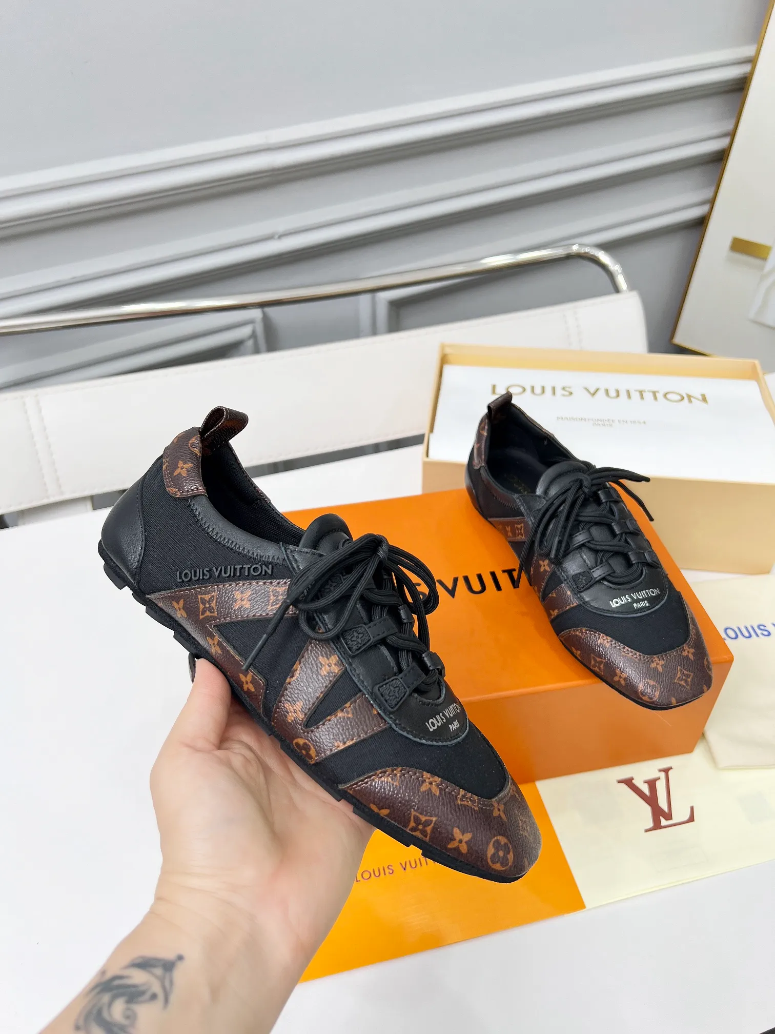 👟👟Ex-factory price 600👟👟 LV Sneakerina ballet-style sneakers are made of soft sheepskin and suede cow leather trimmings, and Monogram canvas is used to write the LV letters on the side, combining the light structure of ballet shoes with the comfortable texture of sneakers. Sacchetto craftsmanship and an injection-molded outsole complete the package, allowing for flexibility in a variety of looks. Code number: 35~41, colors are being updated...